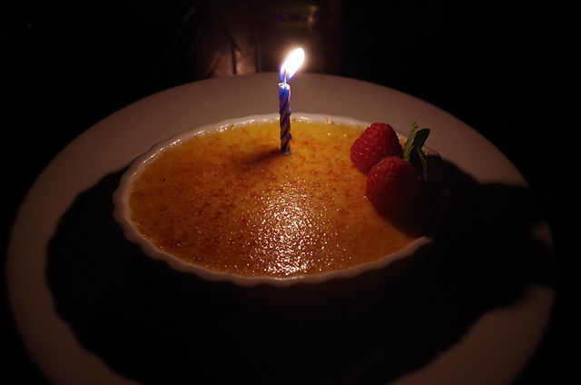 640px-Crème_Brûlée_with_Raspberries_and_Candle